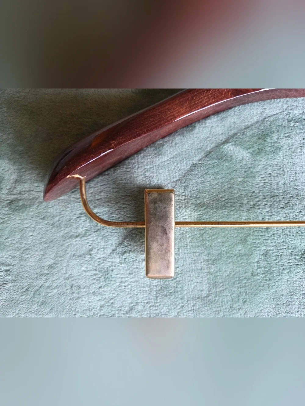 GUCCI Wood Suite Hanger With Gold Clips And Hardware